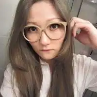 觉得自己萌哒哒眼镜女生qq头像