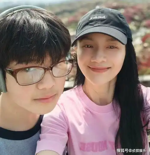 胡可晒全家福,俩儿子长得不像,12岁安吉顶着帅脸翻白眼超可爱