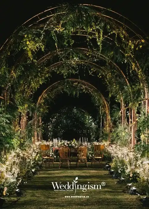 原木材质结合自然系花艺,一场充满了活力的户外婚礼