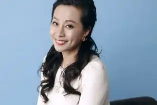 曾是春晚常客,丈夫离世后受到很大打击,痴情的女人