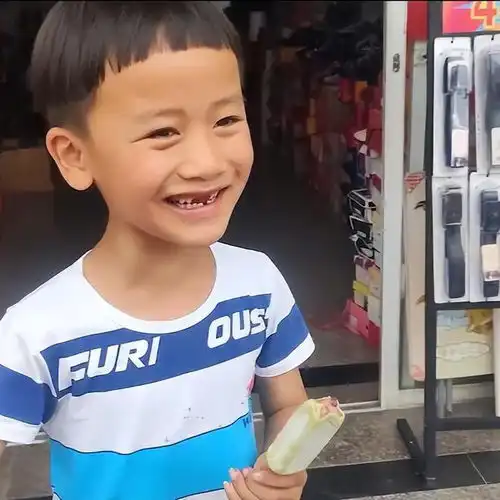 江苏扬州留守儿童突然看到爸爸回家,哭着大喊我爸爸回来了
