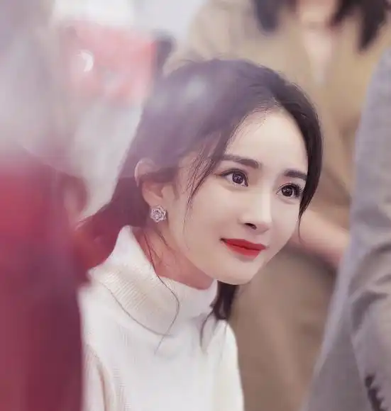 杨幂对镜自拍,却忘记p镜子里的腿,原来这才是她真实腿长