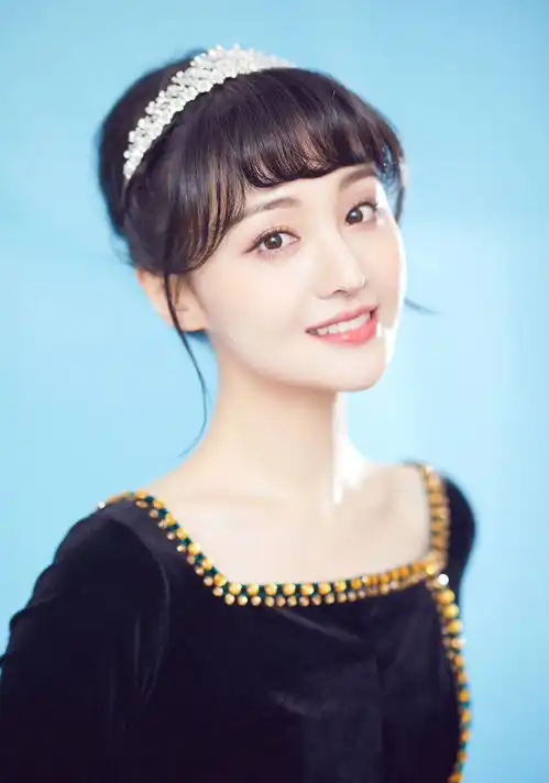 现实版冰雪奇缘上演,郑爽造型惊艳,而关晓彤才是长腿公主