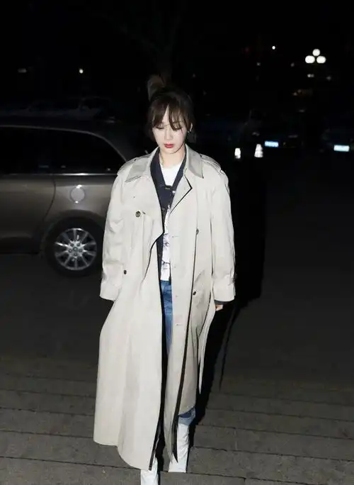 风衣到底有多火看时尚达人都在穿,一件风衣穿出无数可能