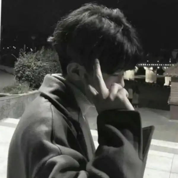 求真人男剪刀手头像两张