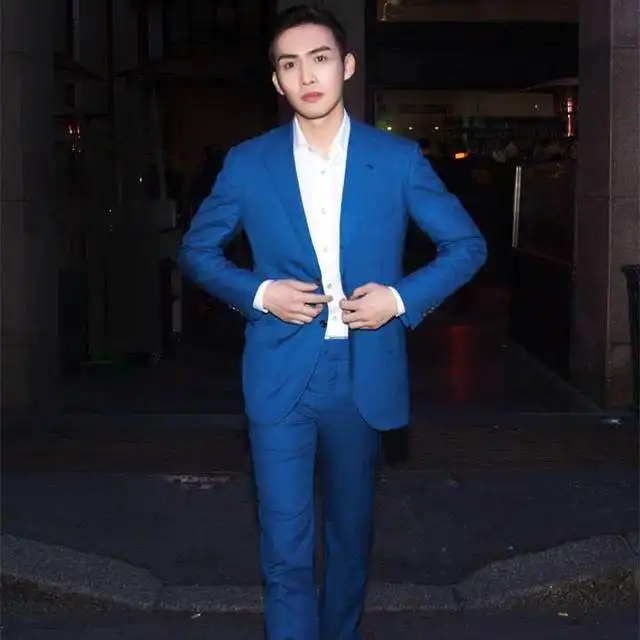 张彬彬身穿金属色羽绒服潮味十足,果然杨幂家的艺人都很会穿衣