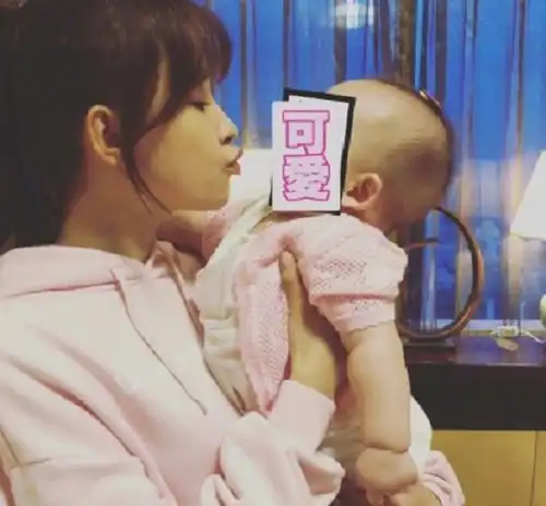 孙怡抱3岁女儿大福镜自拍,娃侧颜和爹如出一辙,这3口太有趣