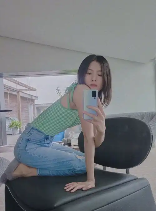 这个夏天离不开衬衫刘雯穿蓝衬衫配牛仔裤,简约不失优雅美丽