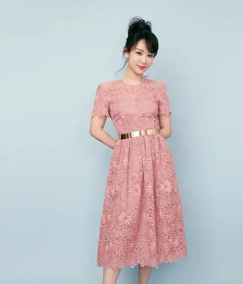 杨紫新春写真造型曝光,粉色雏菊连衣裙,清新温婉优雅少女感十足