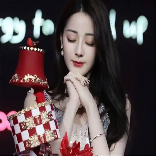 迪丽热巴生日娱乐圈无人祝福,极挑官微为她庆生,粉丝却不接受