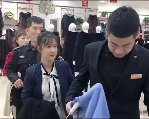 美女排队时老打前面的帅哥,还暗示他是后面的人,第三次回头一看后面没人了
