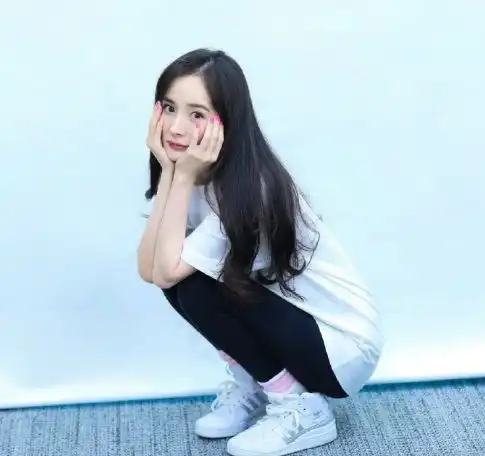 现在的杨幂真像李小璐,穿嫩装晒嫩照不甘变老,三十岁还是小姑娘