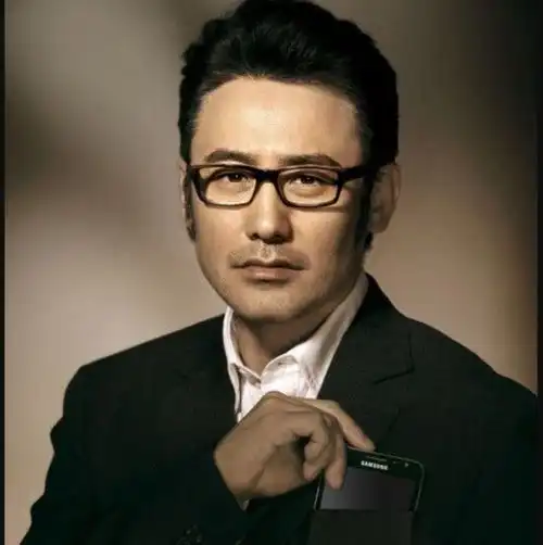 吴秀波代言的那些手机,你平时在刷微博的时候会关注明星使用什么品牌的手机吗