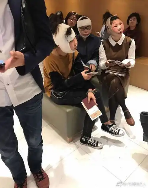 姑娘,外面的风景没有里面的好吧